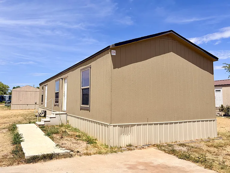 326 SW Grant St — Photo 1