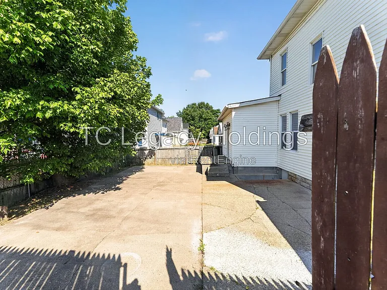 890 Traction St — Photo 6