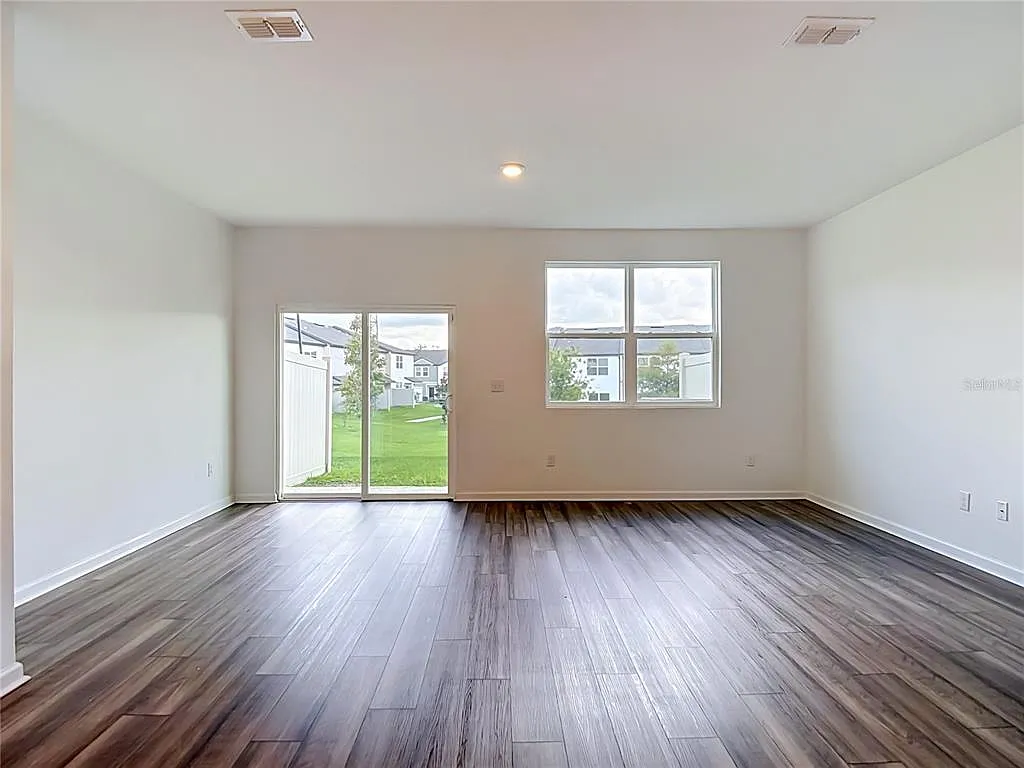 3 bed, 2.5 bath, 1386 sqft, $1,950 — Photo 3