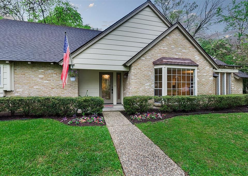 Nestled in tree-lined Ashford Forest in the Energy Corridor, this lovely home has HardiePlank Siding, bay window and designer front door for enhanced curb appeal. LOCATION, LOCATION, allows for easy access to walking trails, major freeways and City C