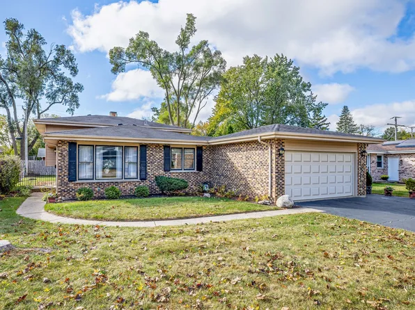 591 Sharon Dr, Crystal Lake, IL 60014