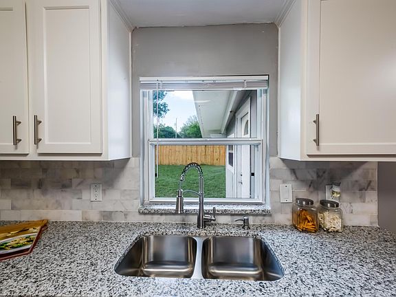 5th image of 379 Blairmore Blvd E