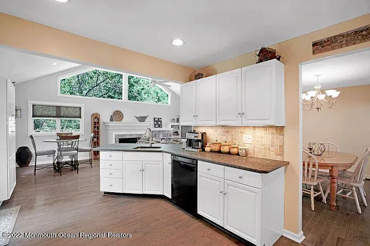 5 bed, 2.5 bath, 2674 sqft, $3,250 — Photo 4
