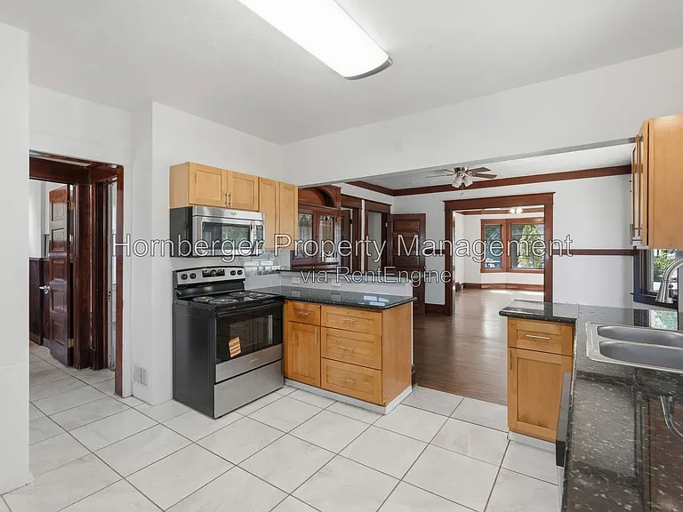 1128 W Spofford Ave — Photo 6