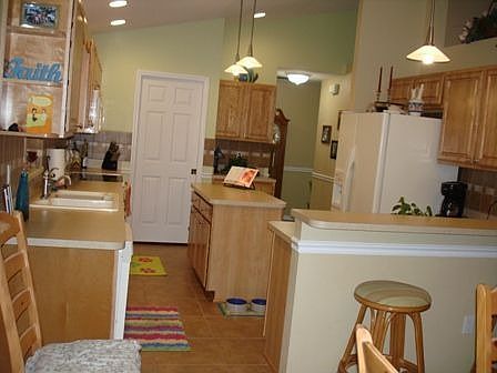 kitchen w/breakfast bar