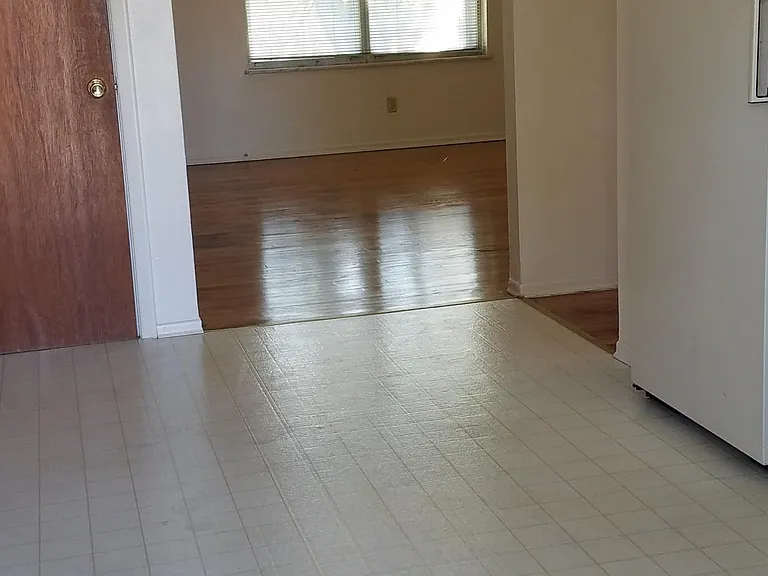 2103 Bartlett St — Photo 7