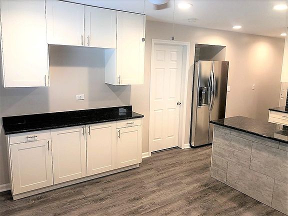 3rd image of 6729 N Oxford Ave Floor 1