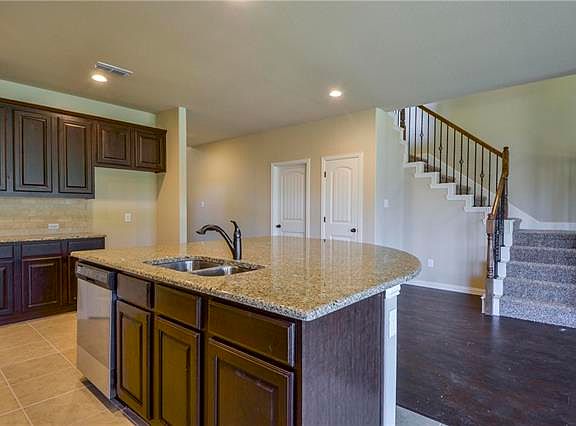 5th image of 106 Queensgate Dr