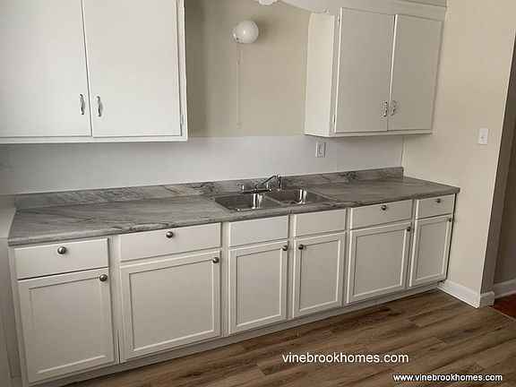 4th image of 5226 W Auer Ave