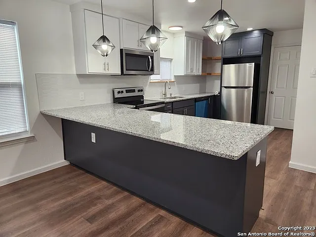 747 Bailey Ave — Photo 5