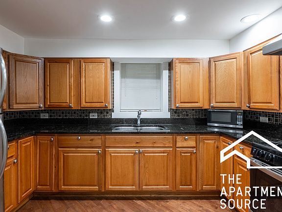 3rd image of 2118 W Belmont Ave #G
