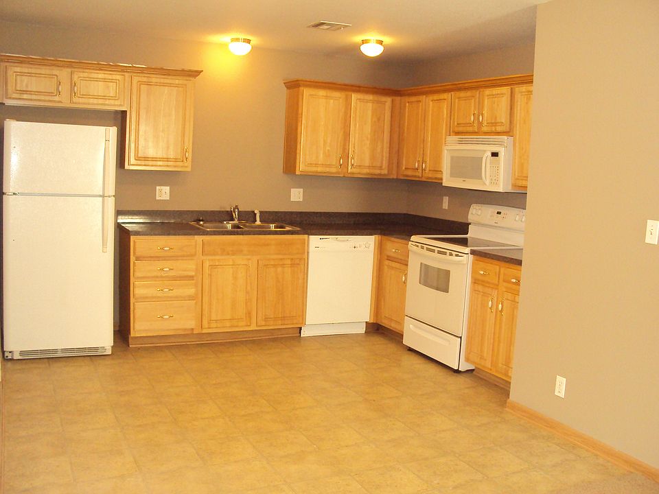2nd image of 521 NW Woodbury Dr