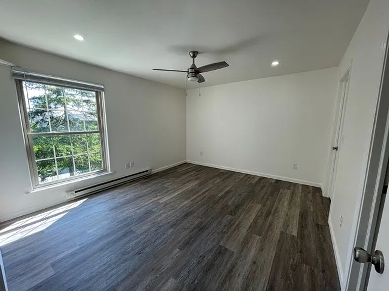University Park Apartments near Cornell University — Photo 205