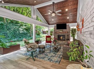 1040 Oakhaven Dr, Roswell, GA 30075