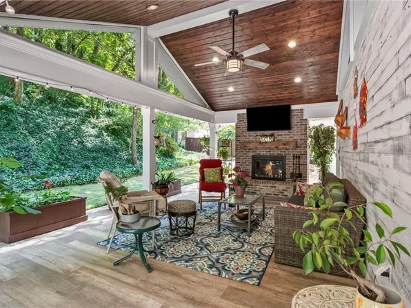 1040 Oakhaven Dr, Roswell, GA 30075