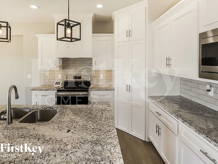 2513 Windmill Dr — Photo 5