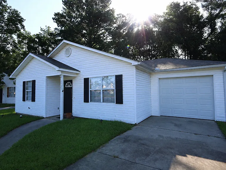 1727 Largo Cir — Photo 1