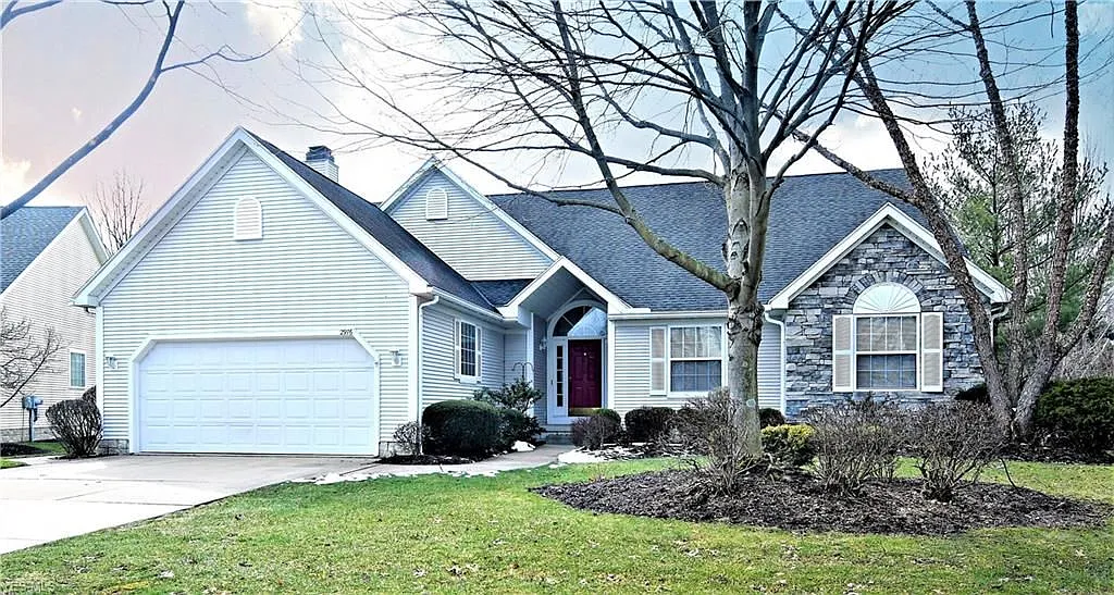 2976 Silver Maple Dr photo 1