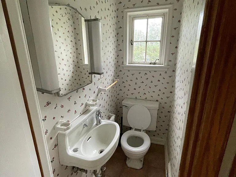 1ST Floor 1/2 bath