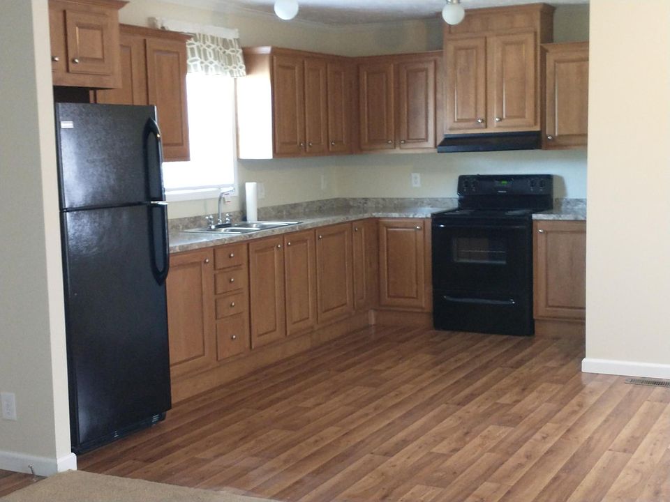 Large kitchen w/ dining area