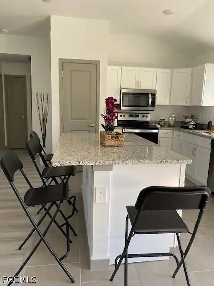 3 bed, 2.0 bath, 1398 sqft, $2,390 — Photo 2