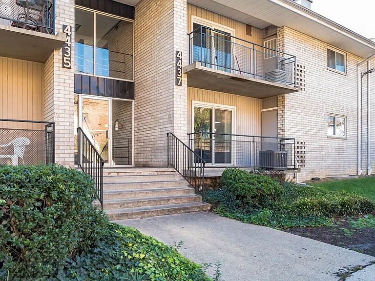 Raleigh Court Apartments — Photo 14