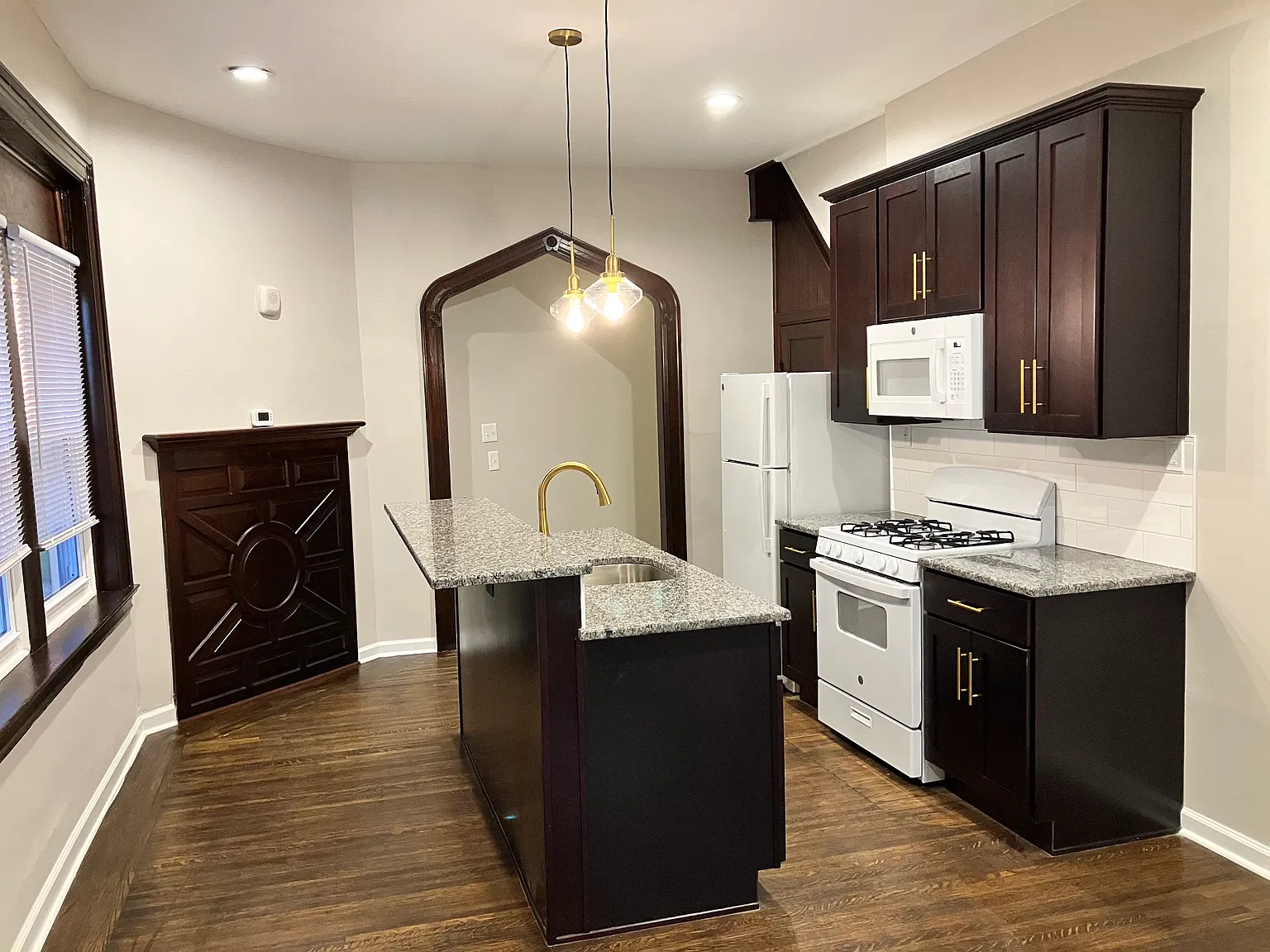 2 bed, 800 sqft, $1,600 — Photo 1