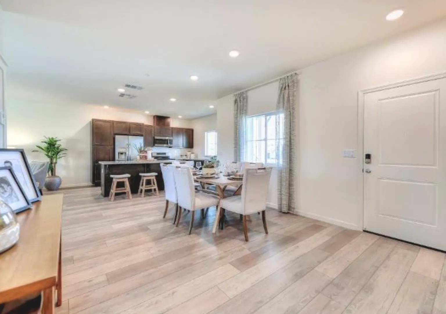 Adorable (Westlake) 4/2.5 Home Waiting For You! See add for viewings! — Photo 2