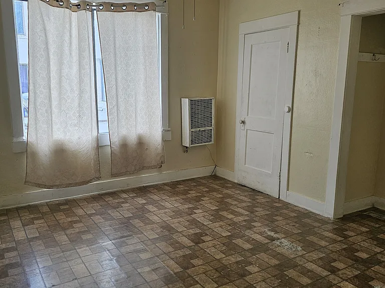 704 S Pacific Ave — Photo 3