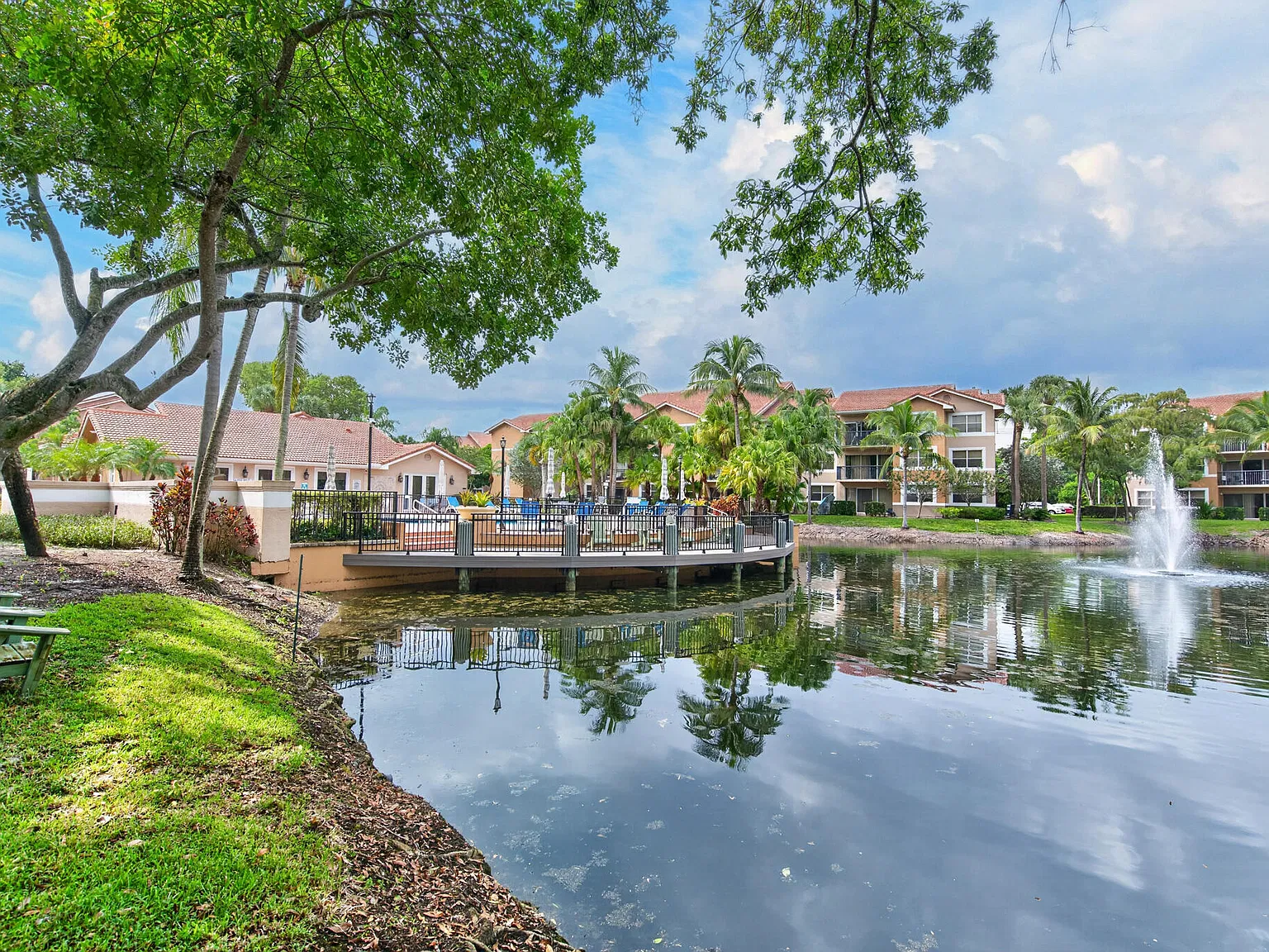 2 bed, 2.0 bath, 984 sqft, $1,980 — Photo 2