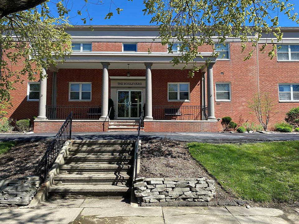 Beautifully maintained Shaker building!