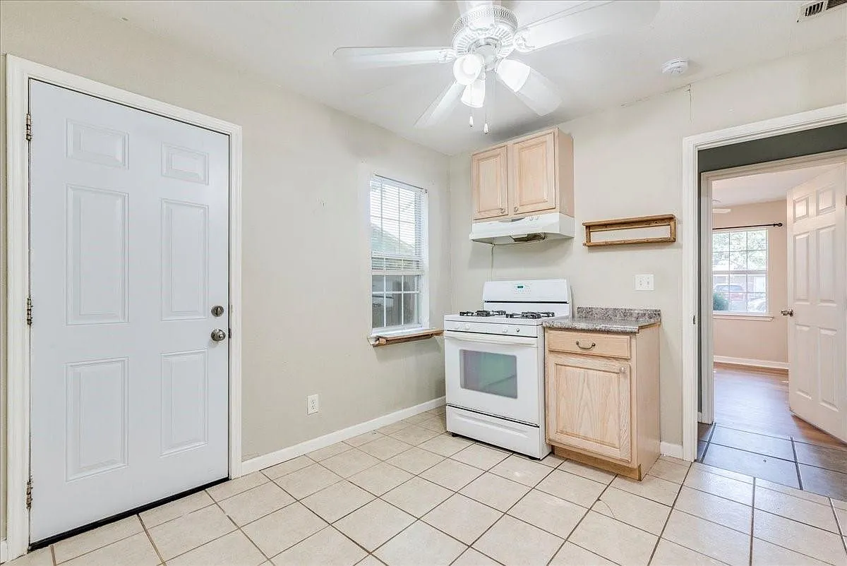 1 bed, 1.0 bath, 380 sqft, $895 — Photo 2