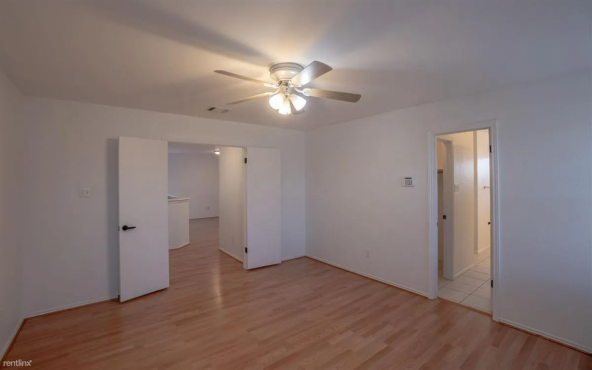 3 bed, 2.5 bath, 1860 sqft, $2,000 — Photo 2