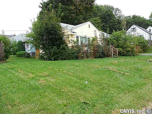 2nd image of 211 Bruce St