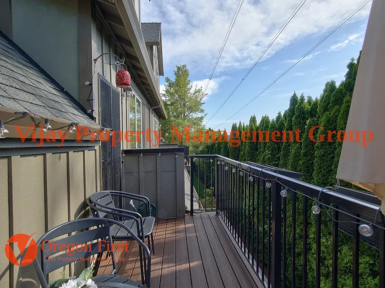 825 NE Wheelock Pl — Photo 18