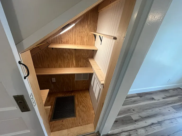 328 Tyrone St — Photo 10