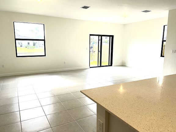 5th image of 3040 Green Palm Ct #4