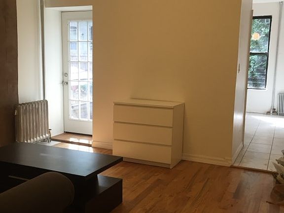 3rd image of 518 Bainbridge St APT 1B