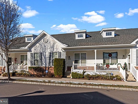 4th image of 15014 Dahlia Dr