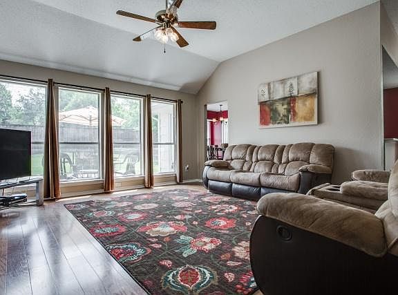 2nd image of 202 Valley Dr