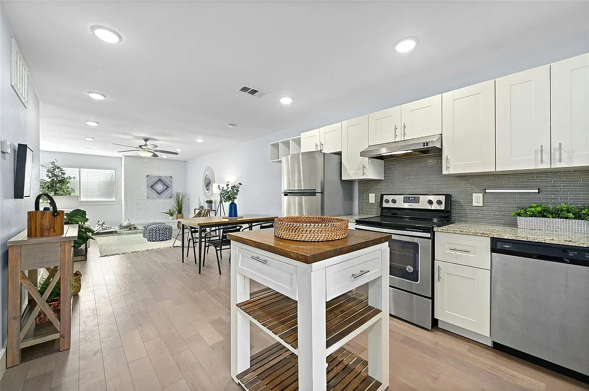 Building Photo - 909 Reinli St #228