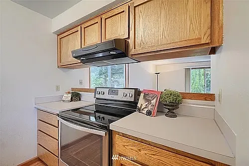 2 bed, 1.5 bath, 845 sqft, $2,100 — Photo 3
