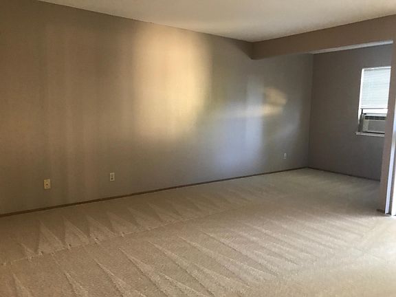 5th image of 715 Williamsburg Way