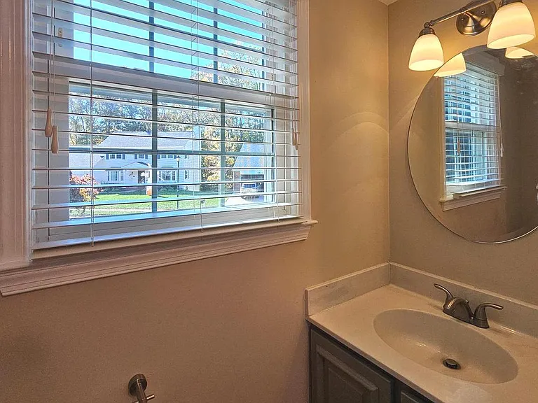 6413 Four Oaks Ln — Photo 5