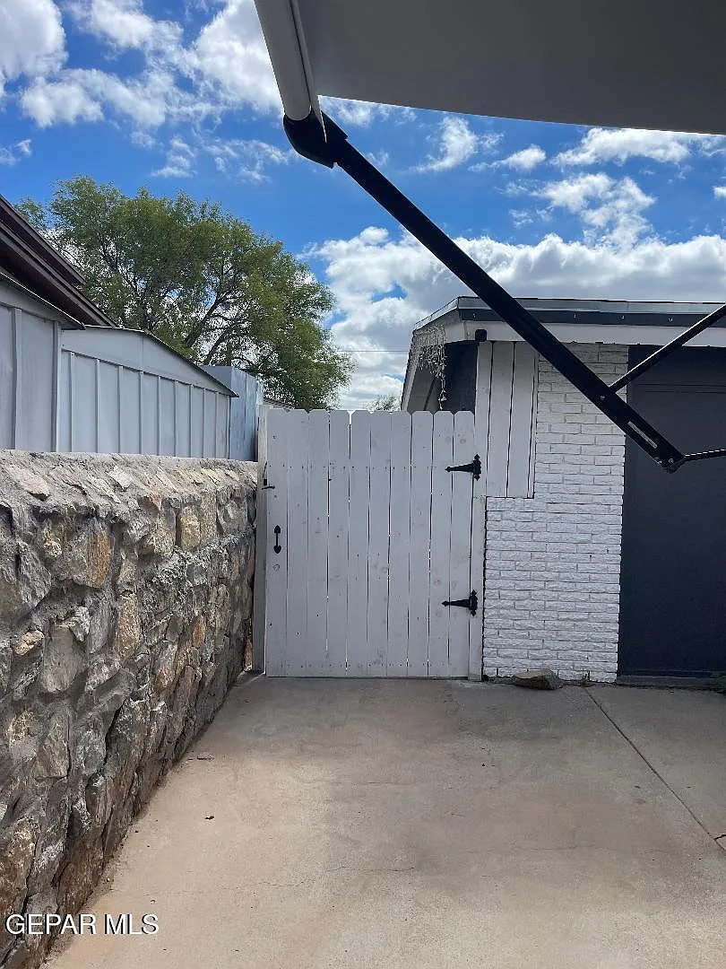 Studio, 1.0 bath, 450 sqft, $850 — Photo 1