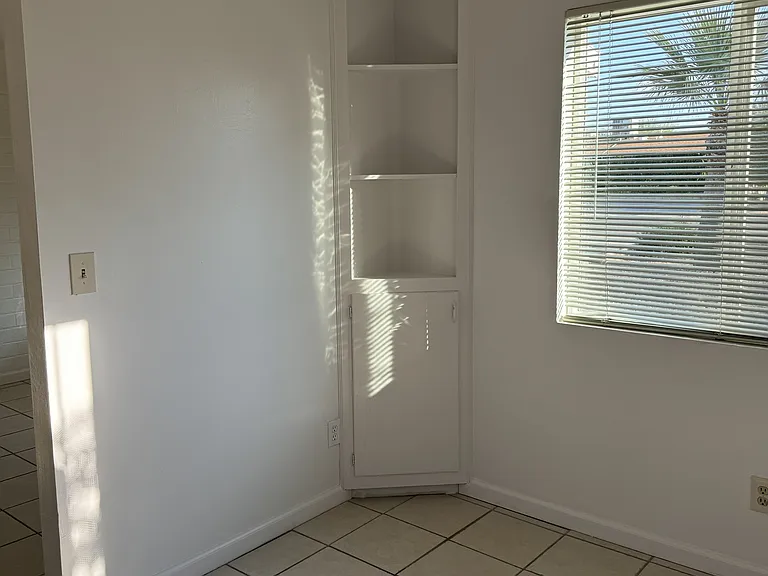 2205 E Blacklidge Dr — Photo 5