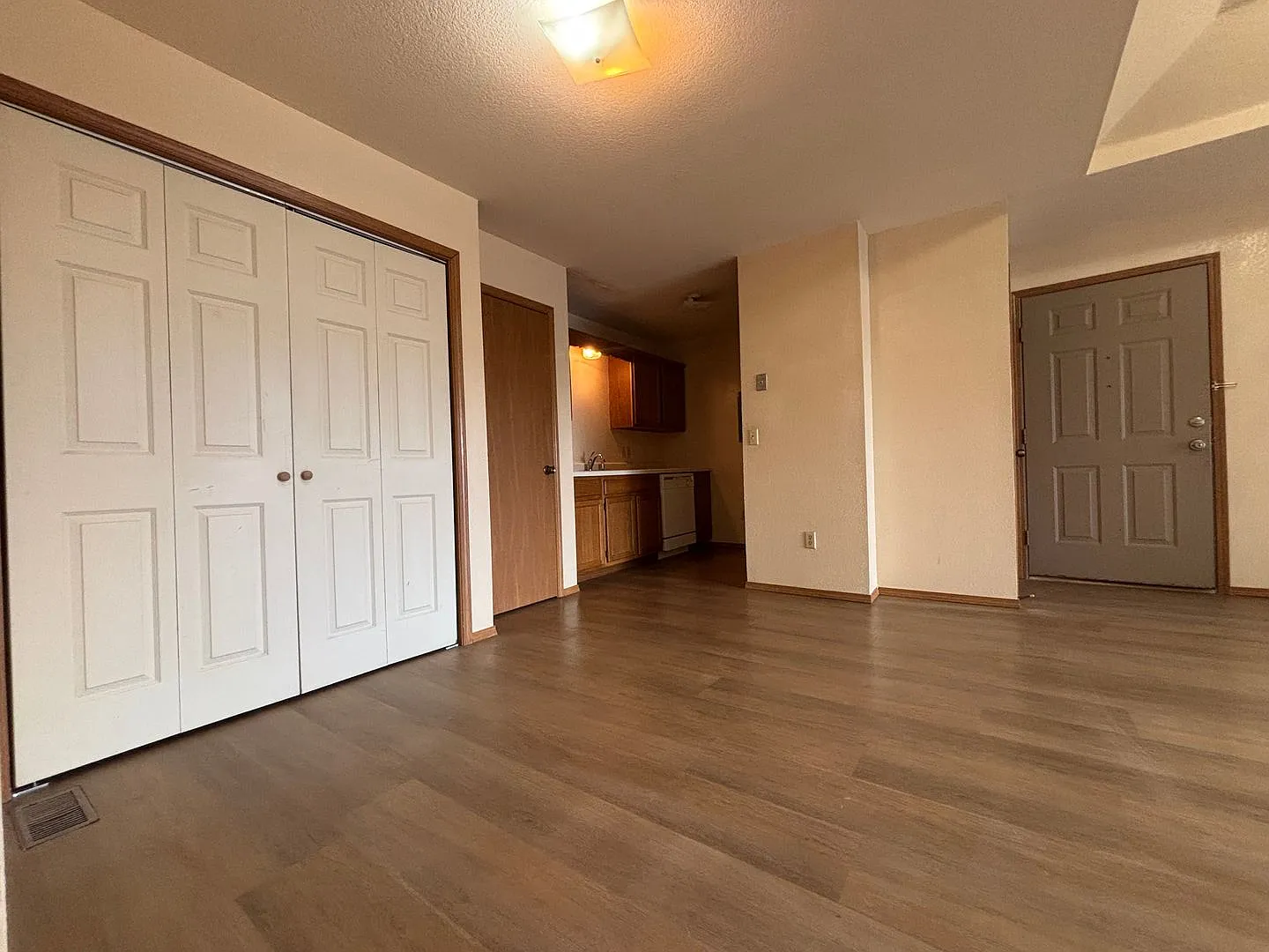 Beautiful 2 bedroom 1.5 bathroom apartment available now — Photo 2