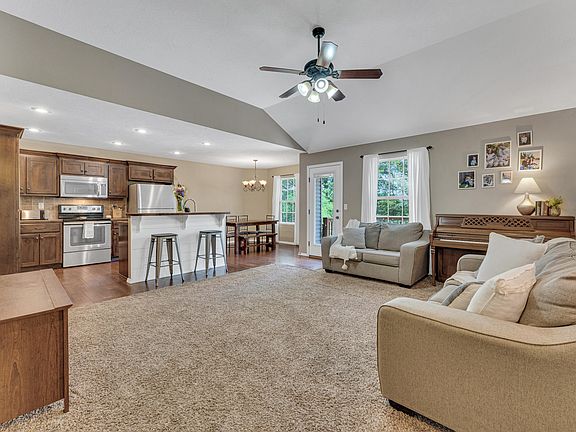 5th image of 267 Meadowlark Street