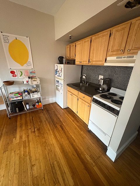 2nd image of 221 Newbury St #4F