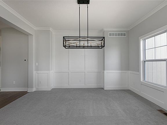4th image of 8876 N Poplar Ave